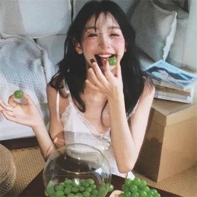 泳池怪诞